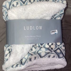 Brand new Sherpa blanket